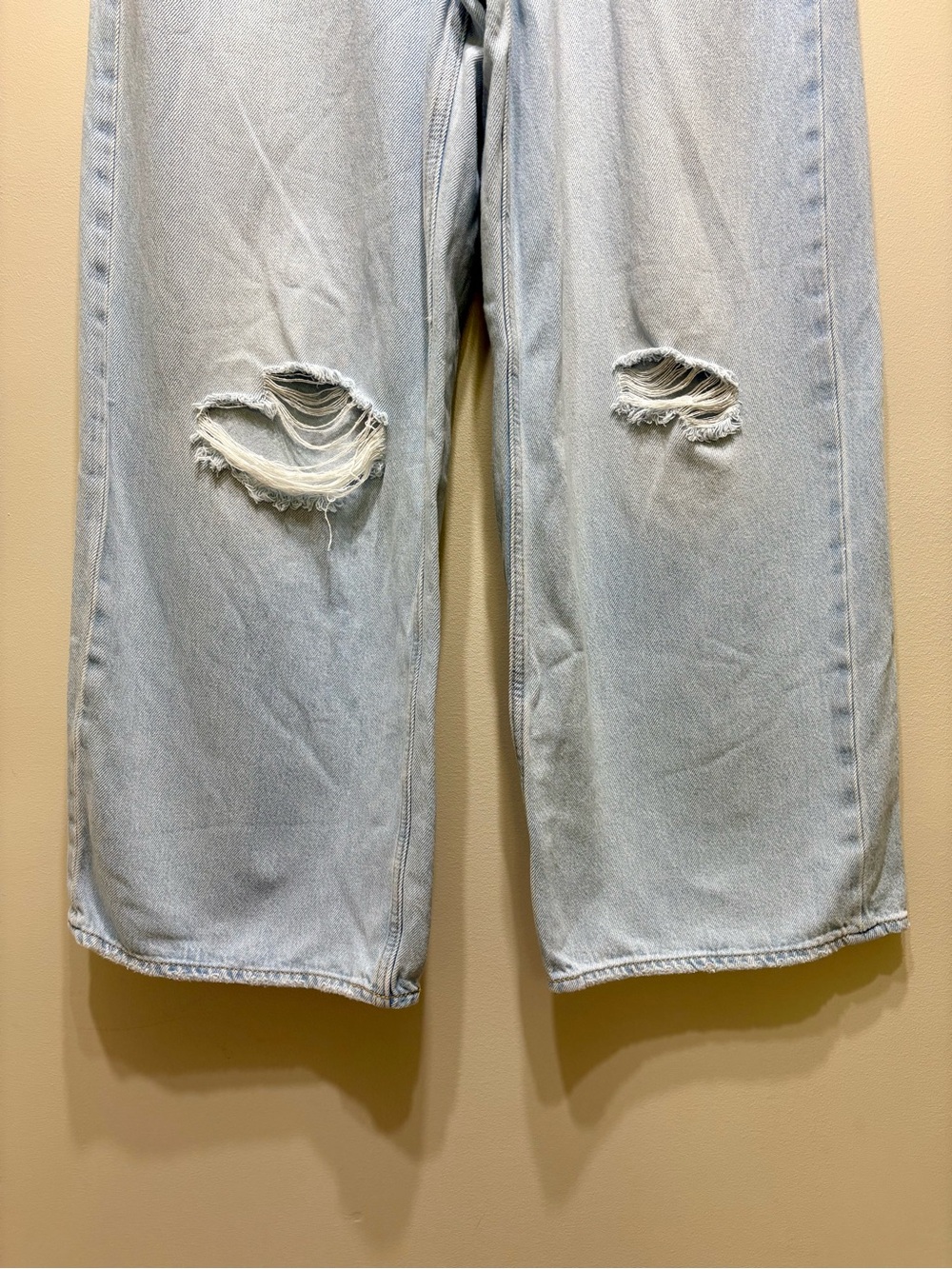 Old Navy Mid Rise Baggy Wide Leg Ripped Jeans Light Wash Size 8 - Picture 4 of 9